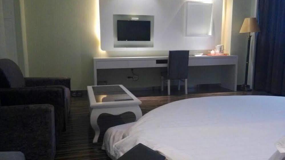 New Zhongxun Business Hotel Yueyang Eksteriør bilde